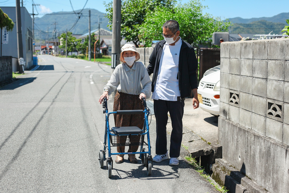 画像：リハビリスタッフと歩行の訓練を行う利用者